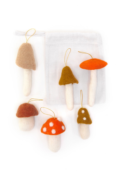 SET OF 6 SMALL HANGING MUSHROOMS