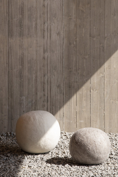 Duo de poufs boules en laine feutrée de mouton