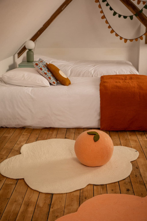 Felt peach pouffe: a playful and nomadic seat