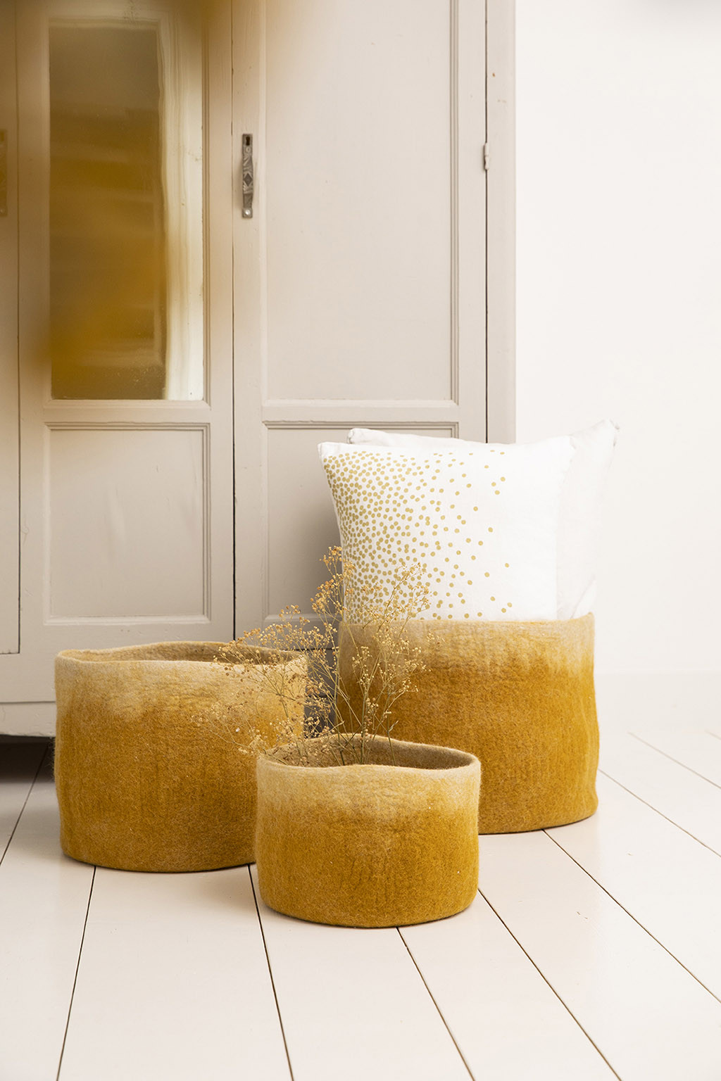 TWO-TONE CALABASH STORAGE