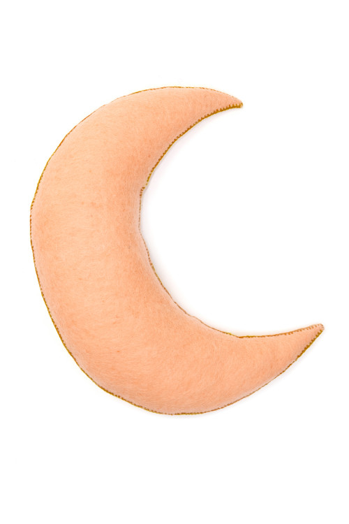 Coussin lune en feutre blush