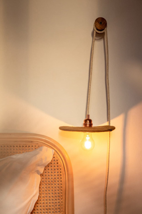 Notre suspension Fullmoon or en mode lampe de chevet