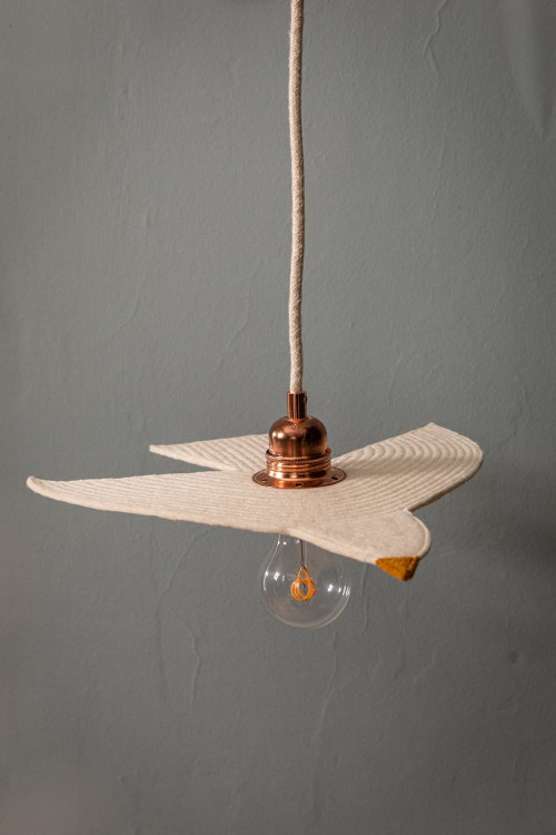 Petite suspension lumineuse oiseau en feutre de laine piqué