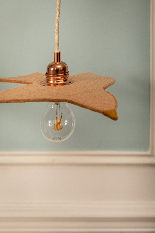 Petite suspension lumineuse oiseau en feutre de laine piqué beige rosé