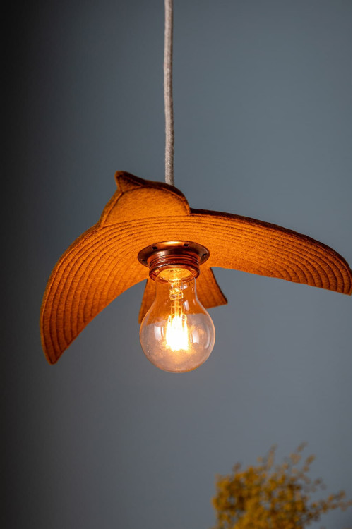 Touche poétique avec ce luminaire oiseau en feutre couleur ocre