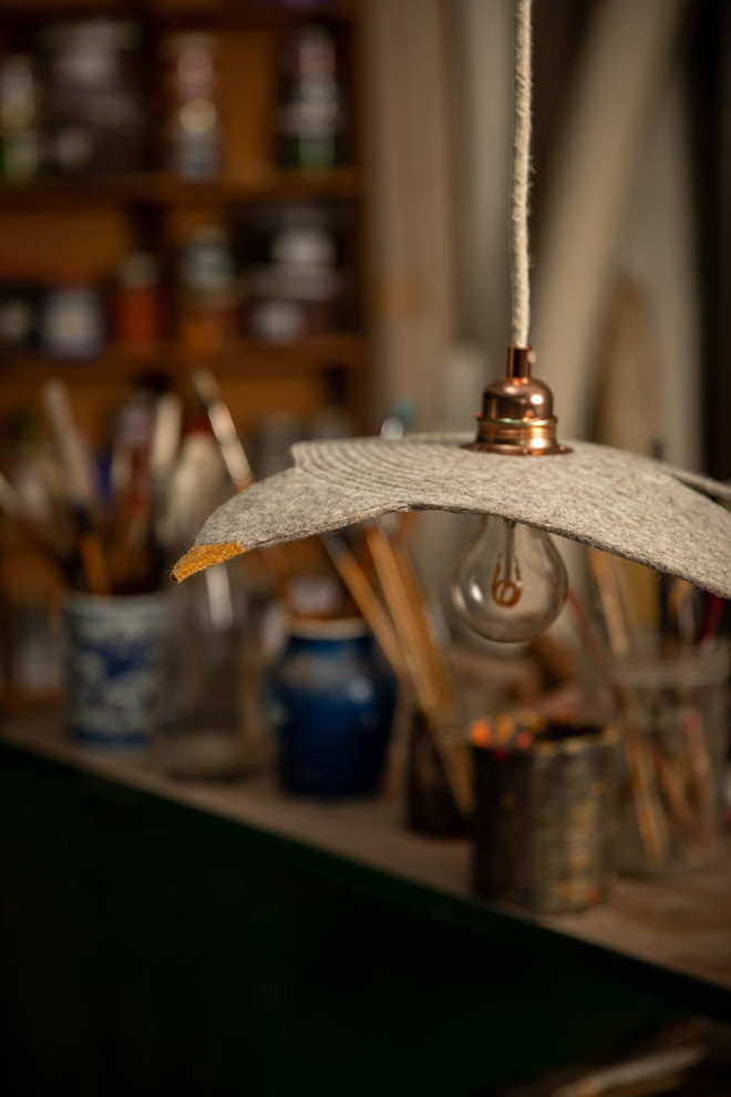 Petite suspension lumineuse oiseau en feutre de laine piqué