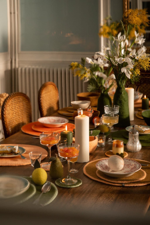 Une table de salle à manger festive et harmonieuse