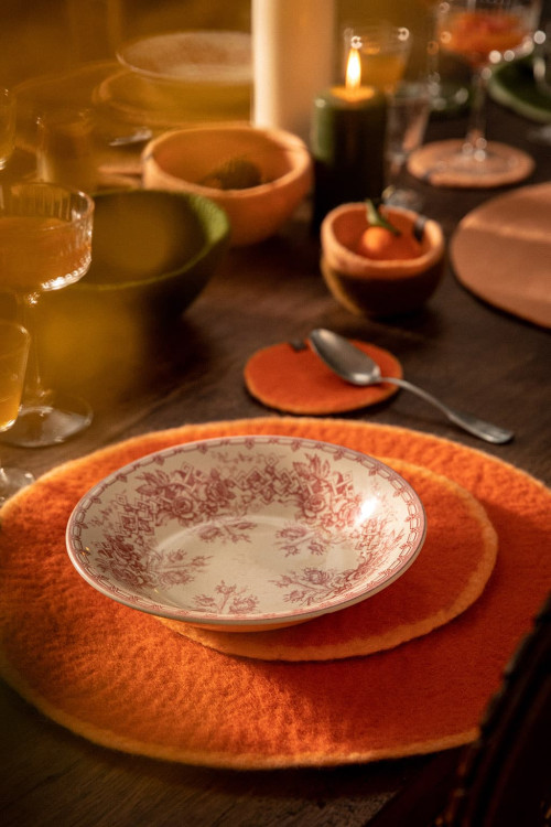 Décoration joyeuse d'une table de fête