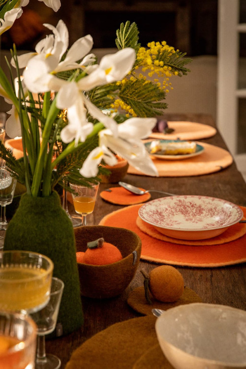 Dresser une table vitaminée avec des sets de table aux couleurs vives