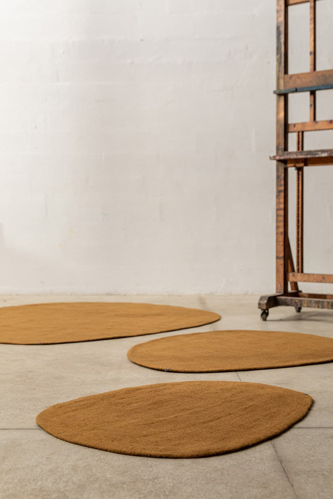 An organic rug in natural felt to warm the floor of your home