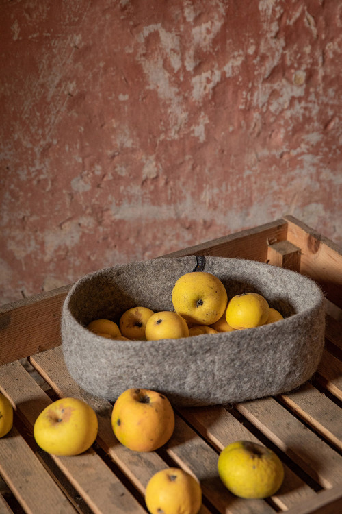 Une corbeille à fruits ovale grise