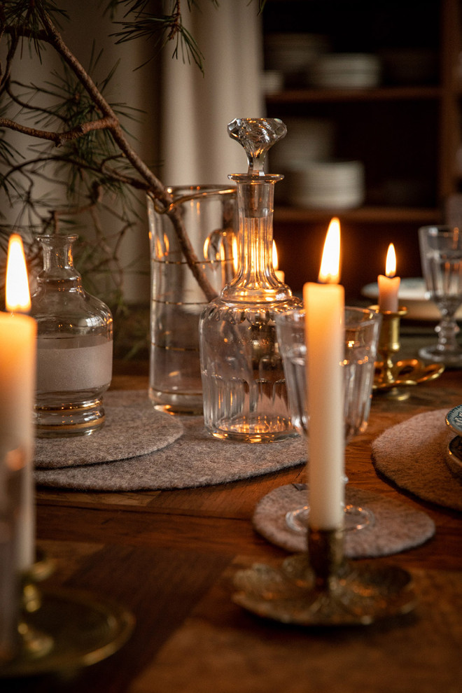 Elégance chaleureuse d'une table composée de sets de tables en feutre de laine de mouton