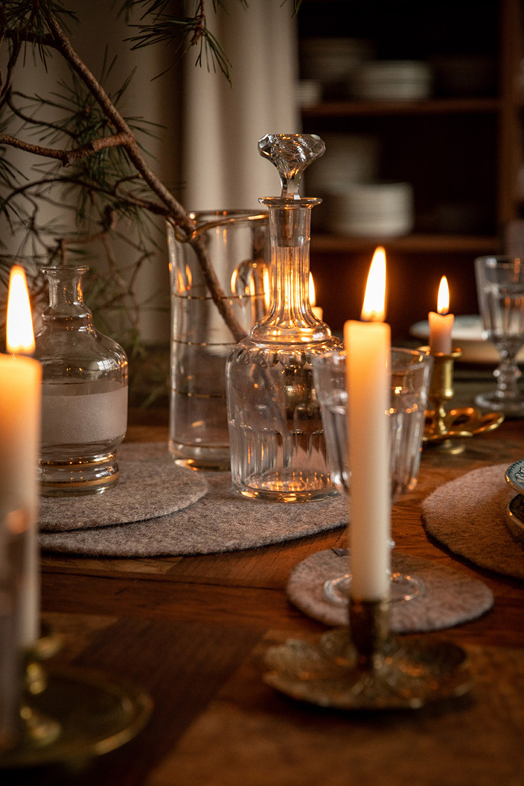 Ambiance chic et feutrée d'une table parsemée des sets de tables gris