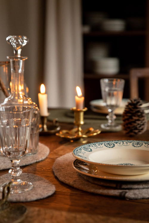 Les éléments de la tables sublimés par les sous de plats fait au Népal