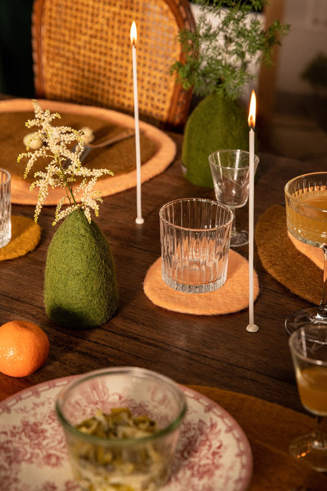 Elégance chaleureuse d'une table composée de sets de tables en feutre de laine de mouton