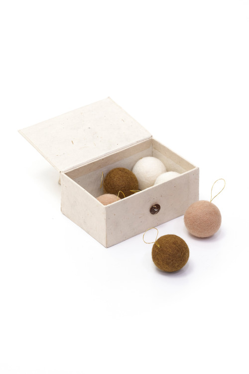 Petit coffret de boules de Noël artisanales en feutrine pour orner le sapin