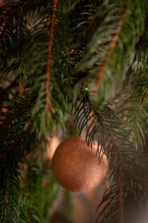 Eine handgefilzte Weihnachtskugel im Baum