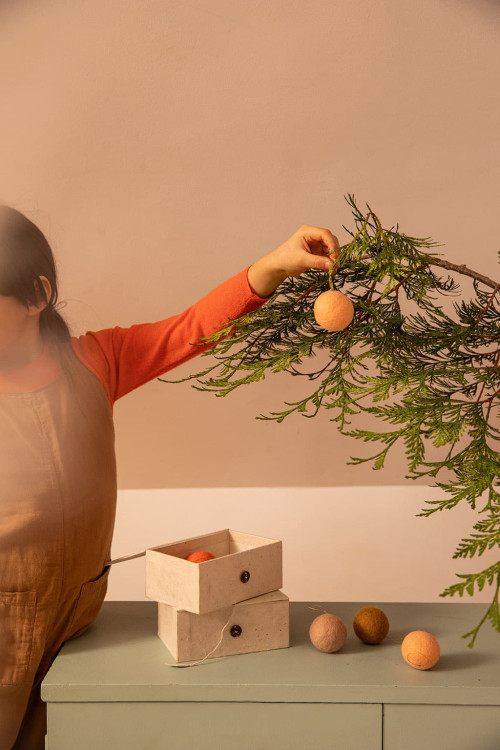 Des boules effet feutrine à suspendre dans l'arbre de Noël