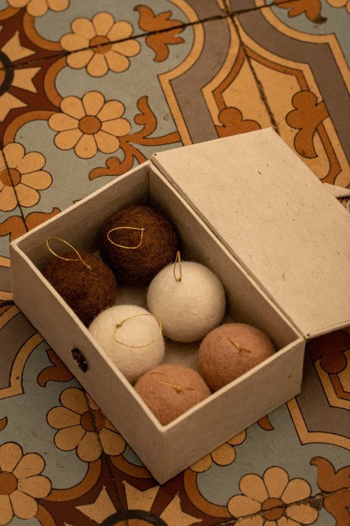 Joli coffret de boules de Noël à suspendre en feutrine