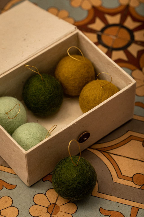 BOX OF 6 BAUBLES