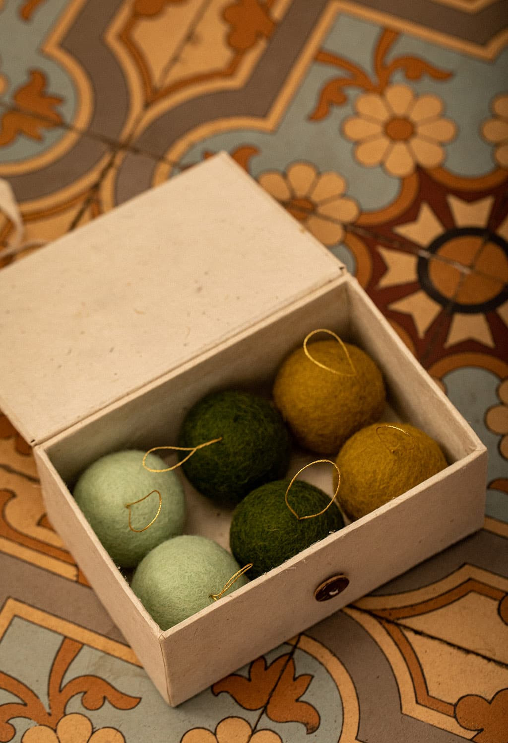 BOX OF 6 BAUBLES