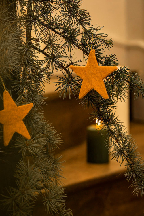 Etoiles feutrées et bougies pour pour une décoration de Noël chaleureuse