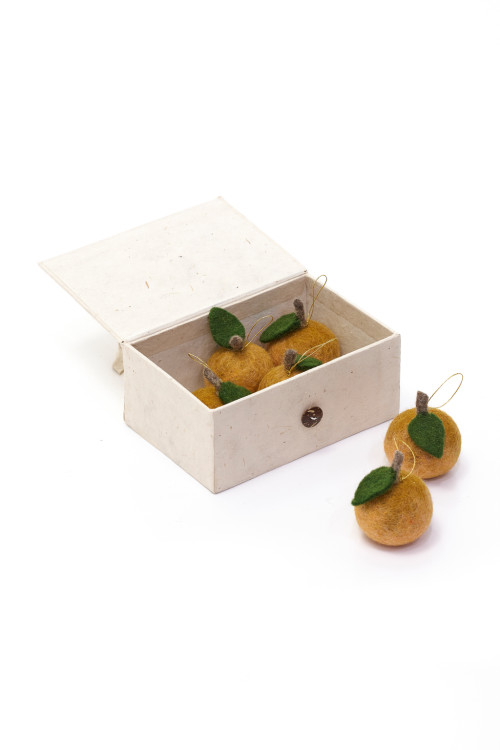 BOX OF 6 LITTLE HANGING APPLES