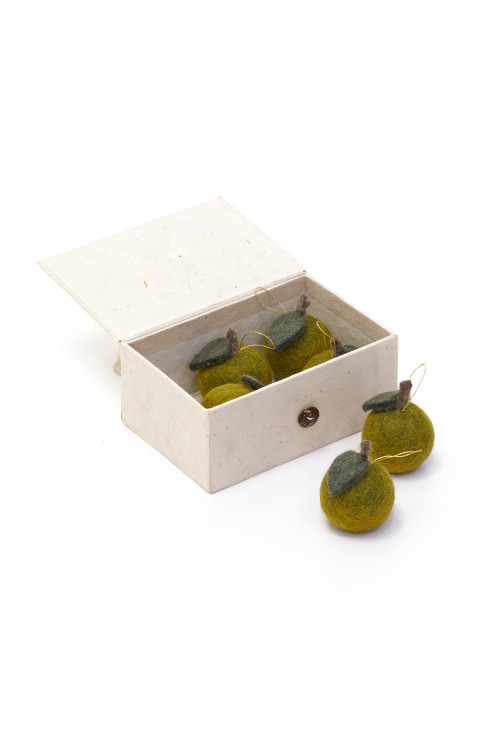 BOX OF 6 LITTLE HANGING APPLES