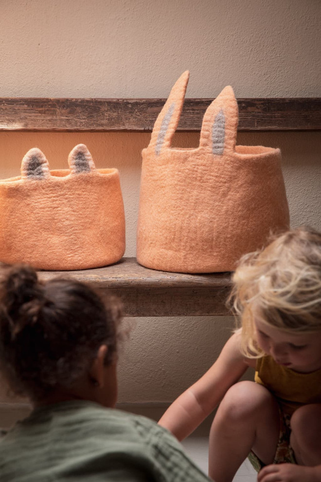 panier en feutre aux oreilles de renard pour décorer la chambre d'un enfant