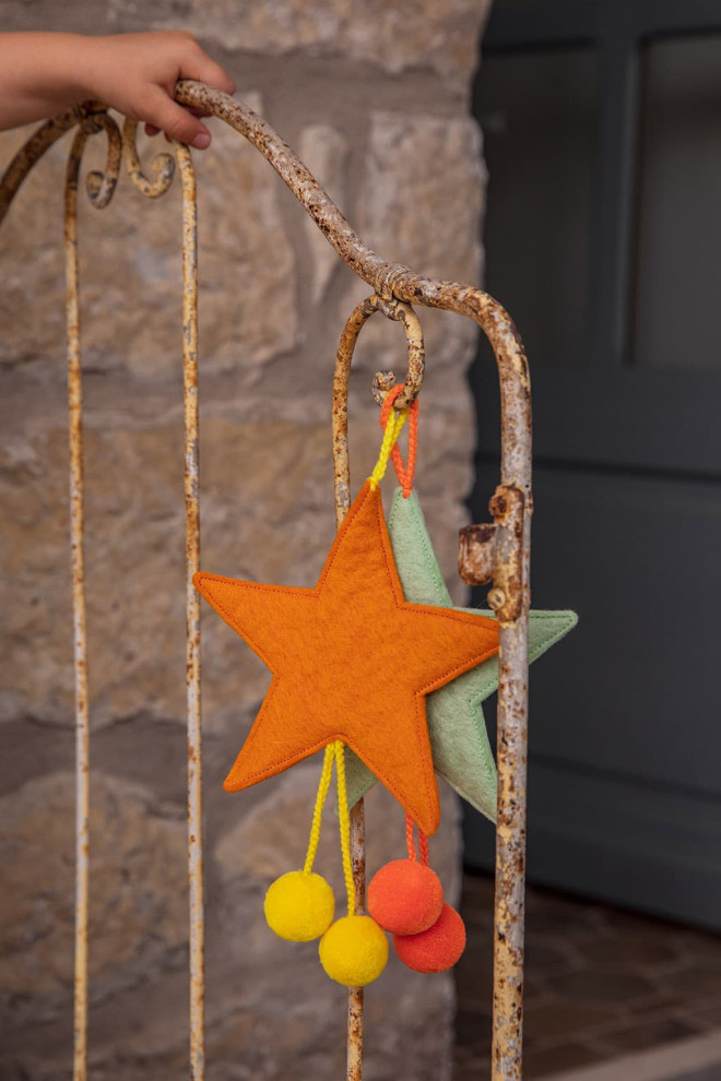 POMPOMS STAR HANGING