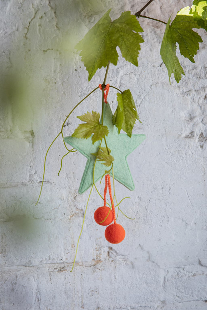 STERNHÄNGER MIT POMPONS