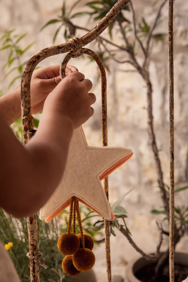 POMPOMS STAR HANGING