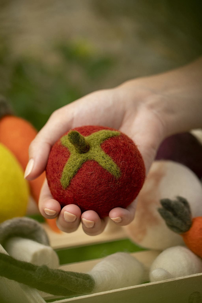 une tomate en laine feutrée artisanalement