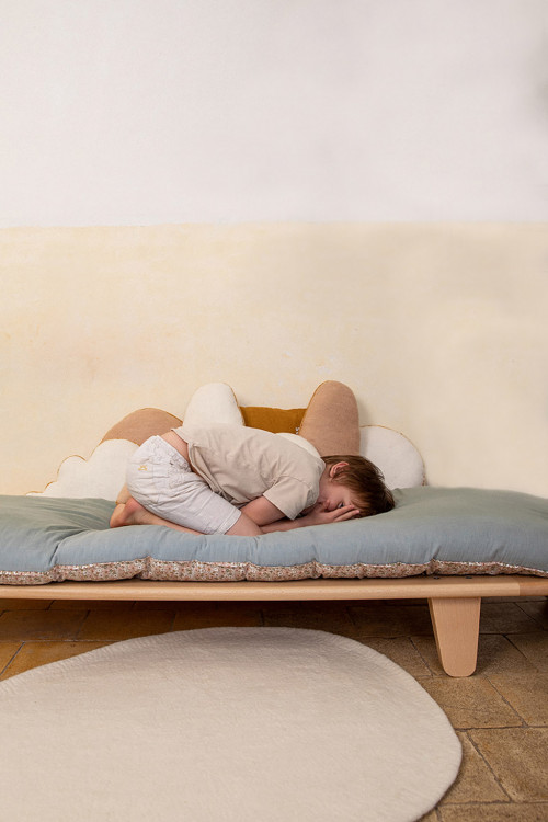 Un tapis organique blanc en forme de galet pour une décoration authentique