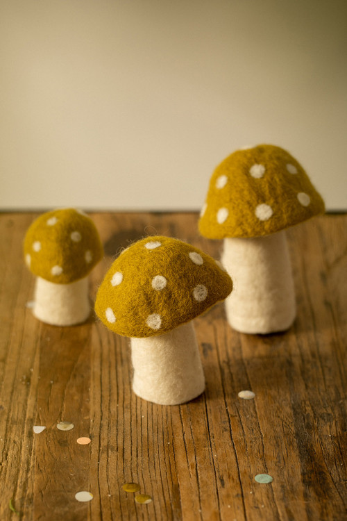 trio de champignons à pois en laine feutrée à placer dans toute la maison pour une décoration douce et poétique