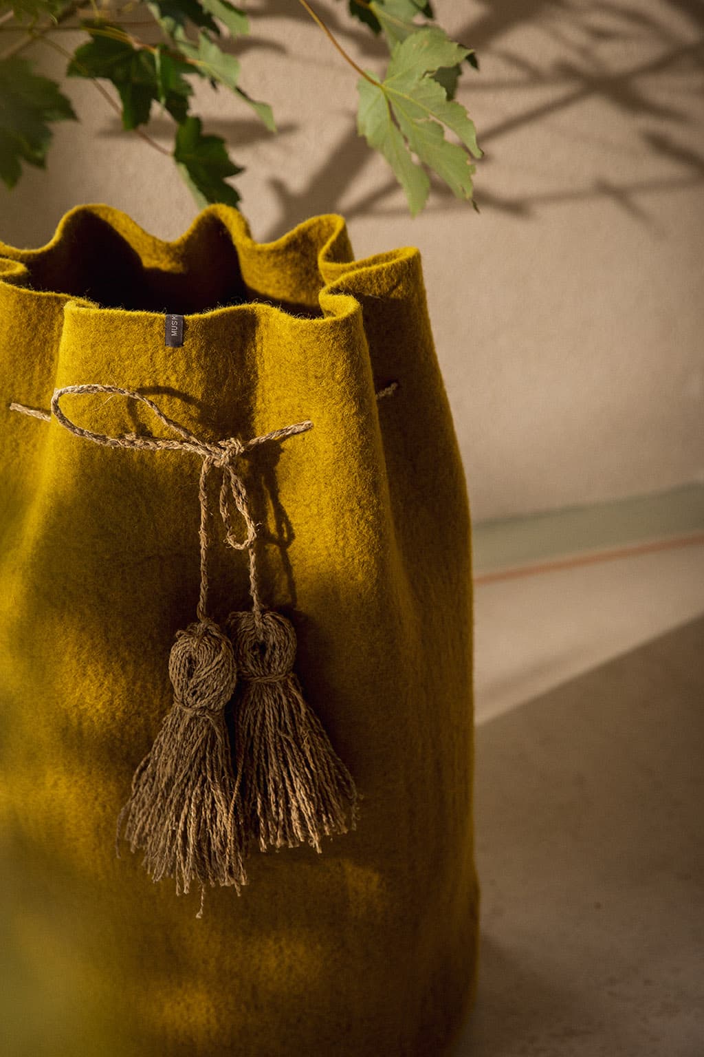 Panier haut vert en laine feutrée et chanvre pour le rangement du studio de yoga