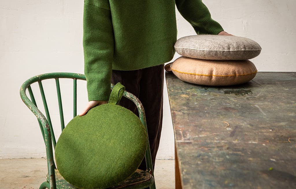 Des coussins ronds en laine feutrée