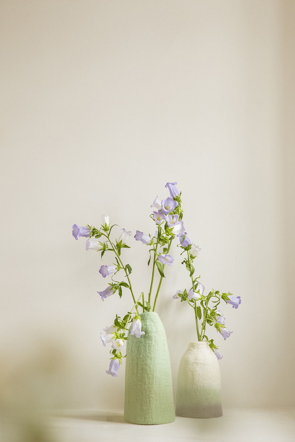 Duo de vases en feutre de laine menthe