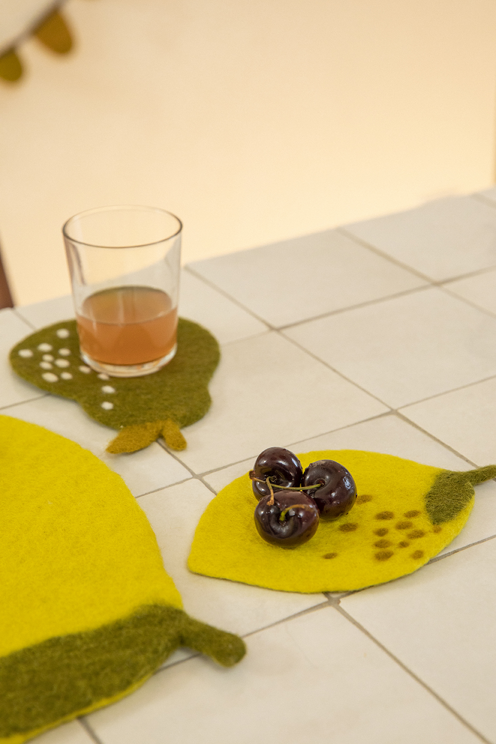 Dessous de verre en forme de citron et de poire pour une décoration ludique de la table