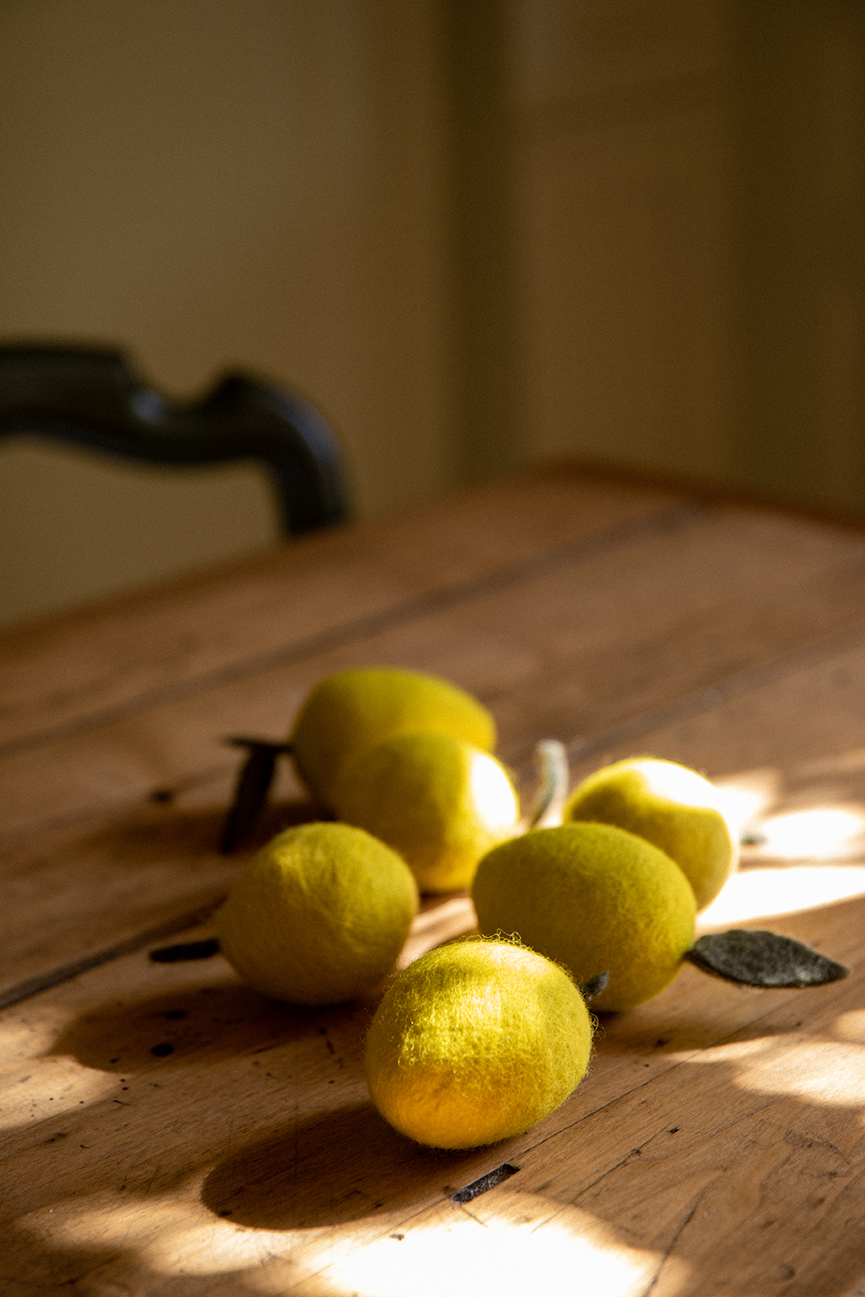 Citrons en feutre posés sur une table en bois