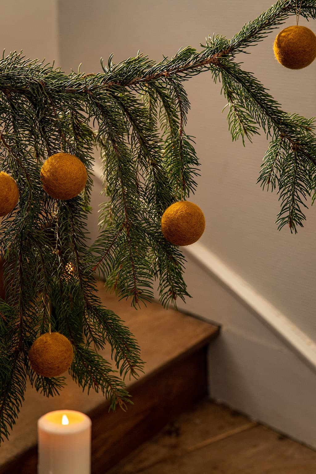 Boules de Noël jaunes en feutre pour la décoration du sapin de Noël