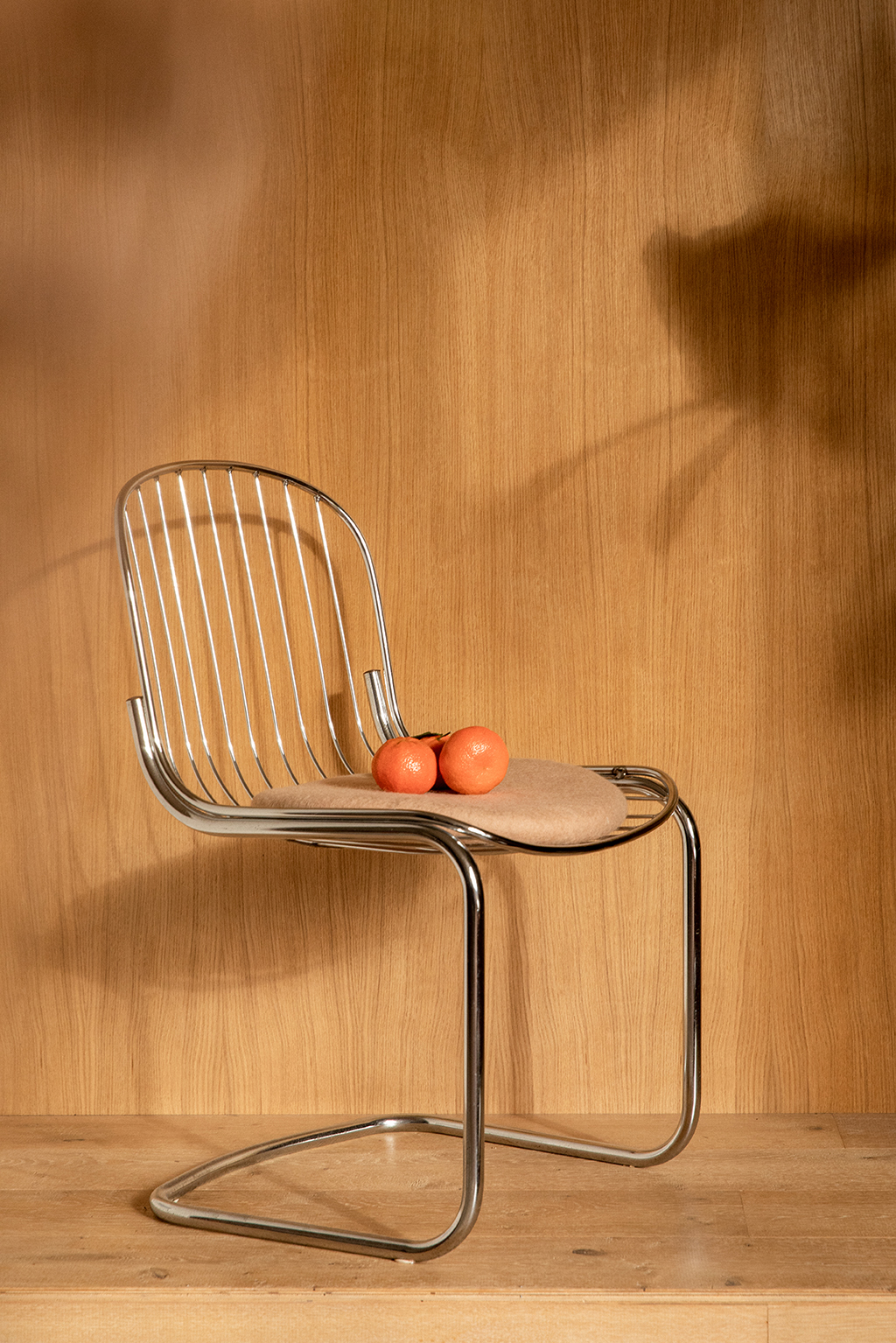 Coussin d'assise rond en feutre de laine sur une chaise en métal chromé