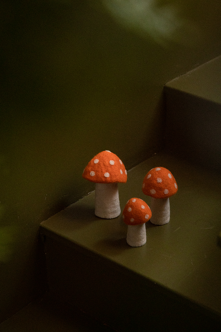 Trio de petits champignons oranges décoratifs à pois en laine feutrée