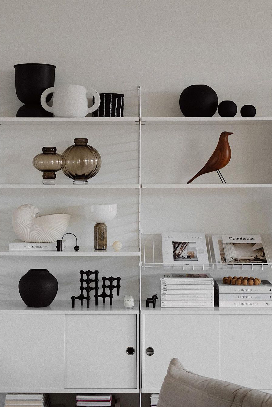 Éléments de décoration noirs dans une bibliothèque blanche minimaliste