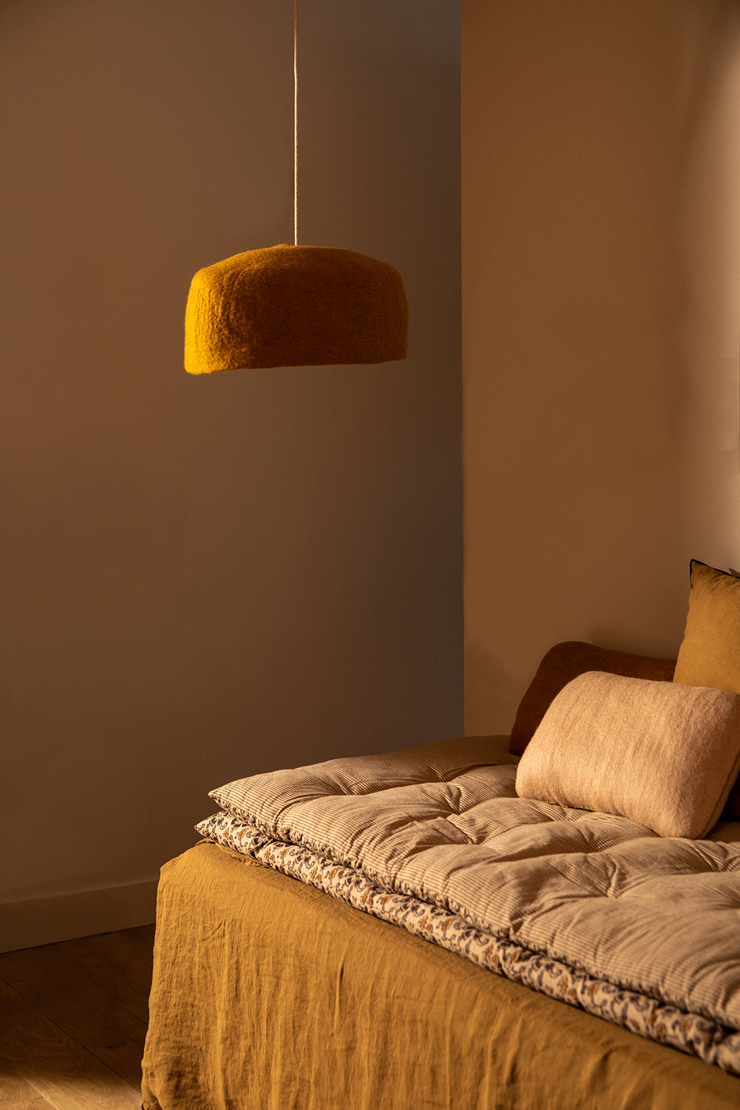 Luminaire et coussins tout en nuances d'ocre pour une déco chaleureuse