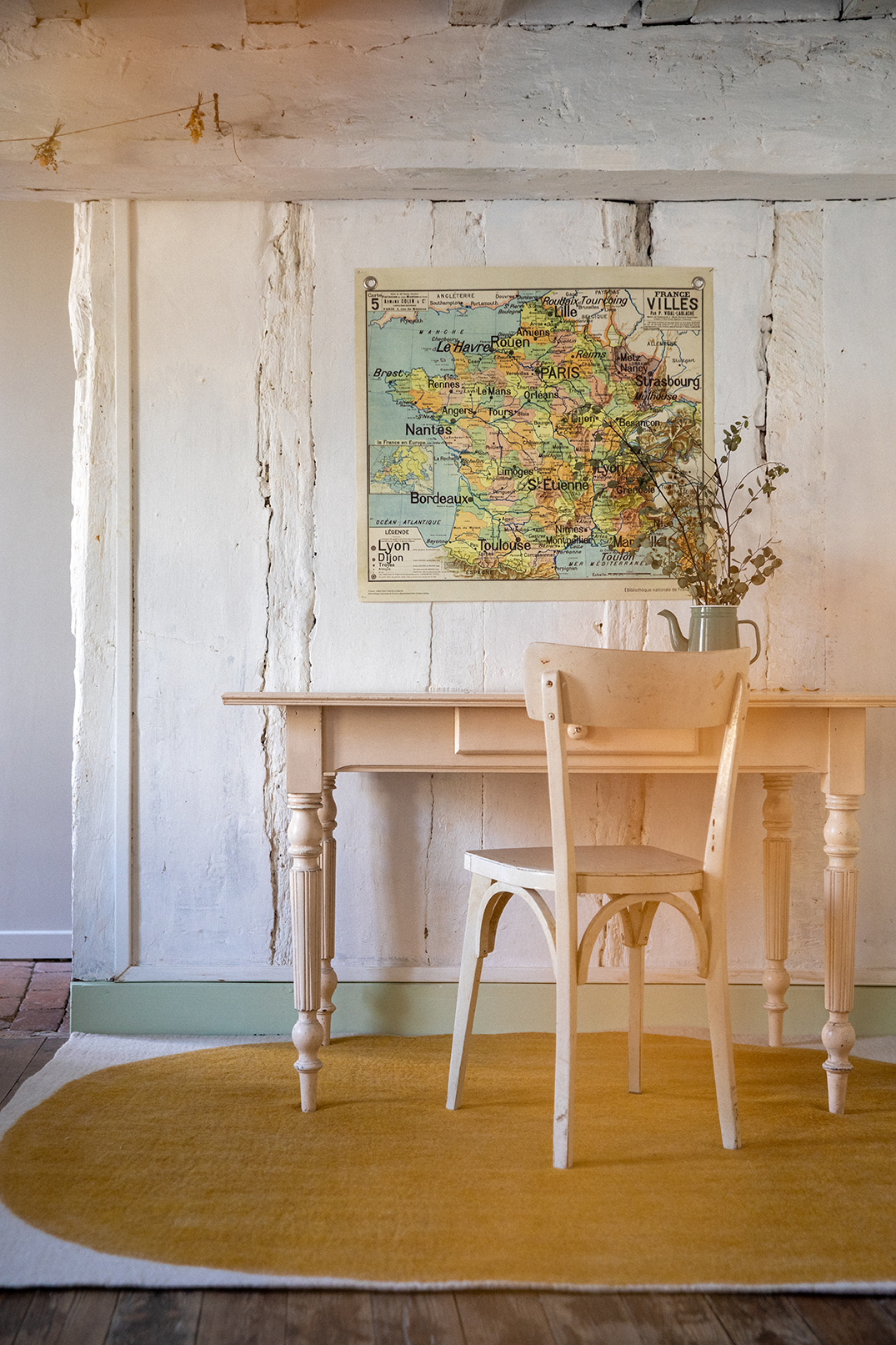 Un tapis en feutre bicolore ocre et beige dans le bureau pour une ambiance conviviale