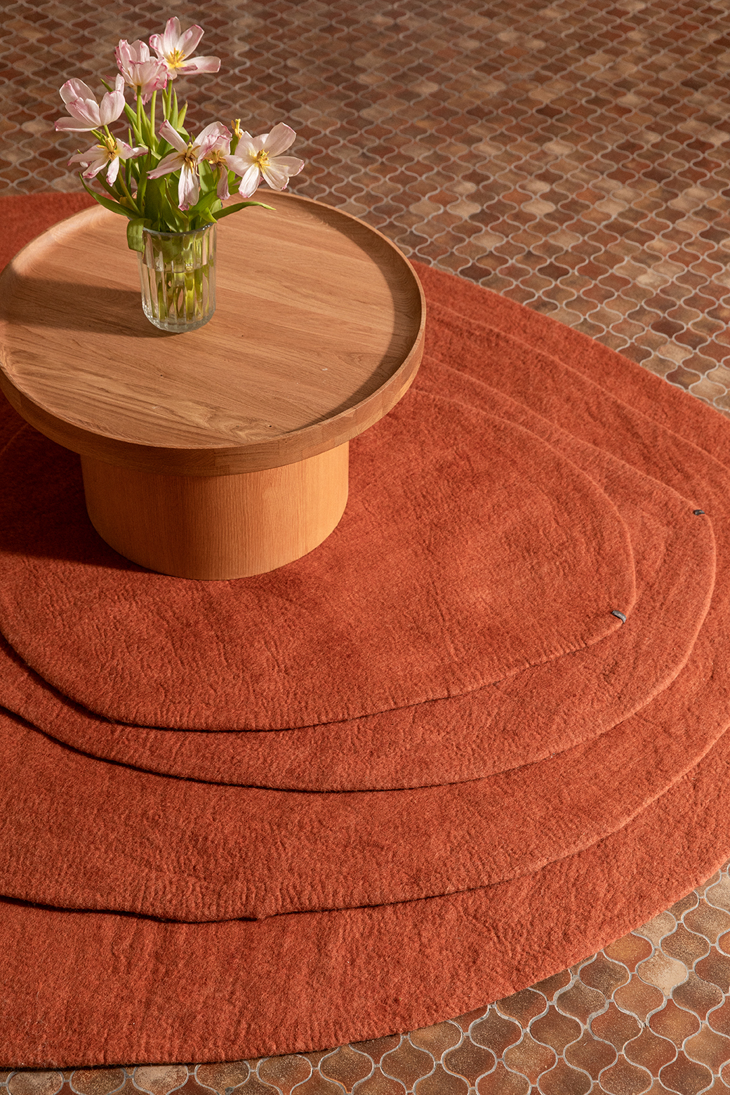 Tapis organiques terracotta artisanaux en laine feutrée