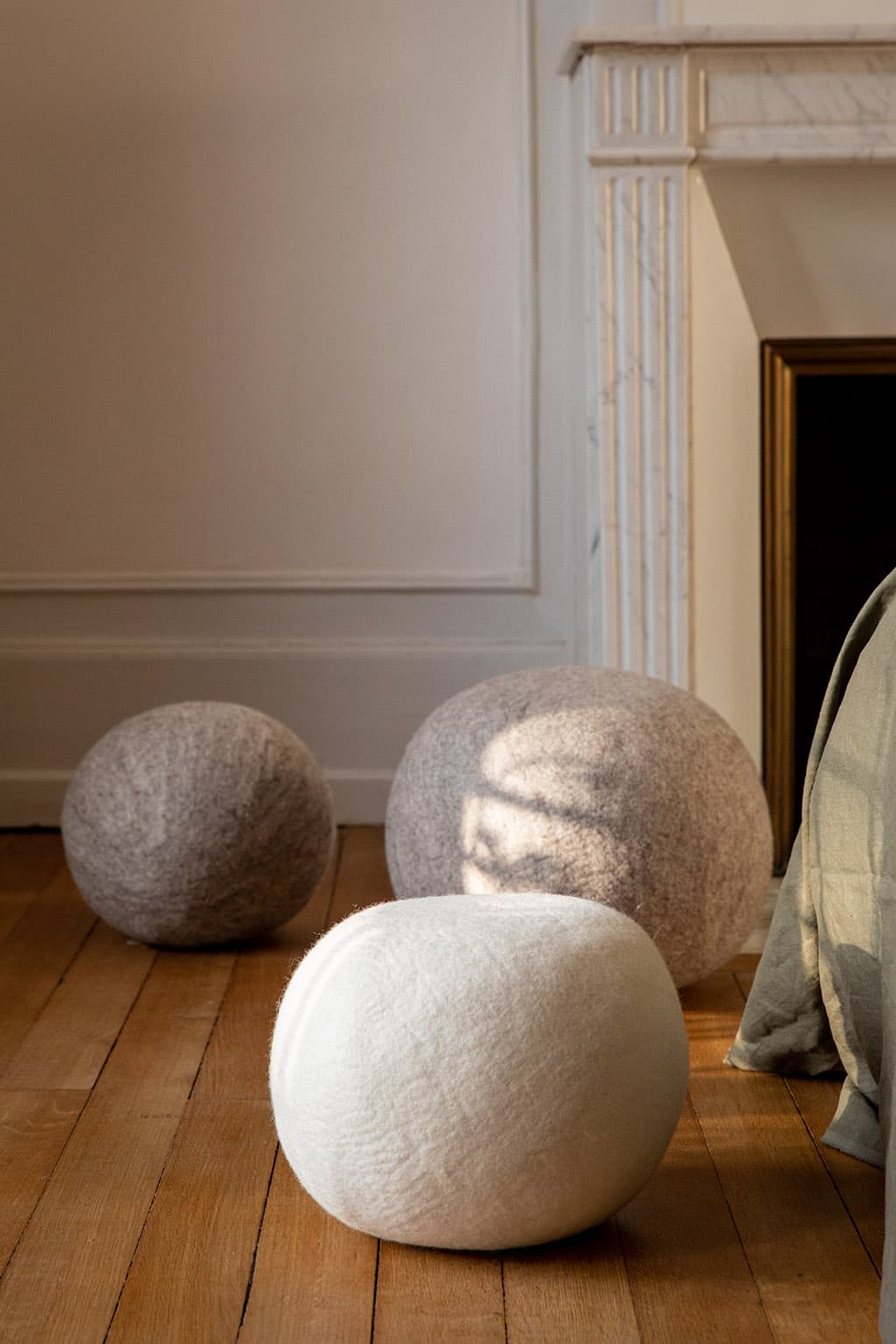 Trio de gros poufs ronds en laine feutrée gris et blanc pour une décoration minimaliste