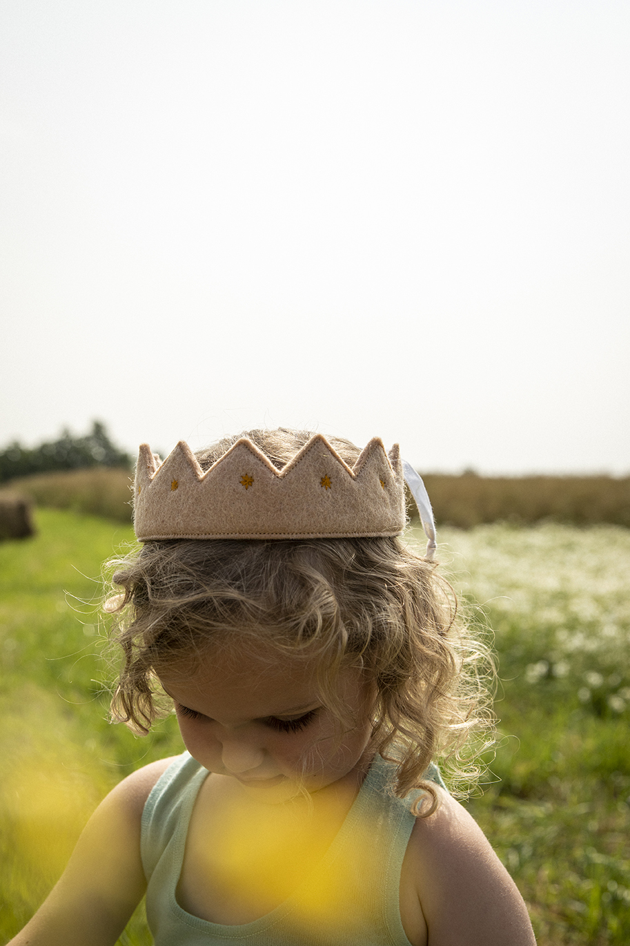 Petite fille portant une couronne rose en laine feutrée