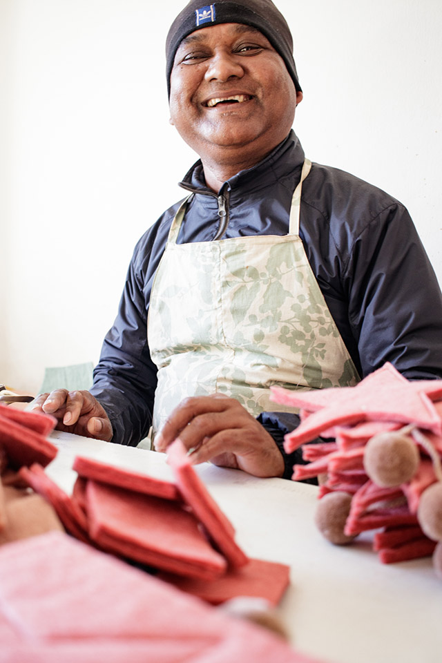 Portrait de Tej Bahadur, couturier au sein de l'atelier népalais de MUSKHANE